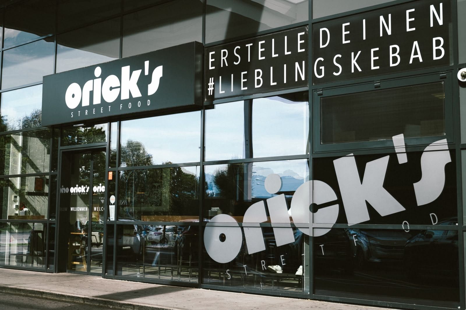Ladenfront in Rankweil mit dem Schriftzug „Erstelle deinen #Lieblingskebab“ über den Fenstern